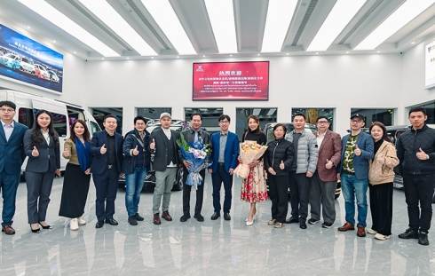 泰中文化經(jīng)濟(jì)協(xié)會(huì)會(huì)長(zhǎng)、泰國(guó)前副總理、前國(guó)會(huì)主席頗欽·蓬拉軍接待用車(chē)