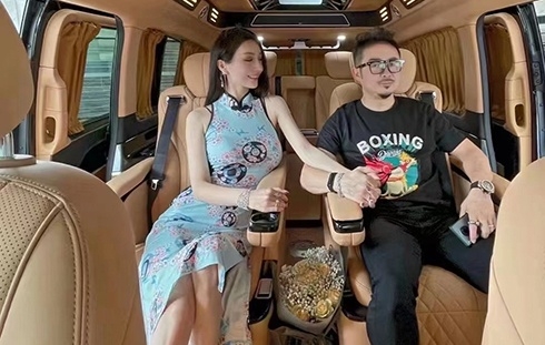 抖音百萬粉絲博主卡卡1995成為尊貴的星馳車主